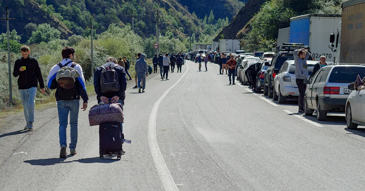 Mensen vluchten met de auto weg van de Russische mobilisatie richting Georgië. Shutterstock