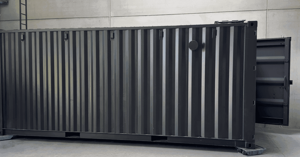 De buitenkant van de DR-B bunker is een container