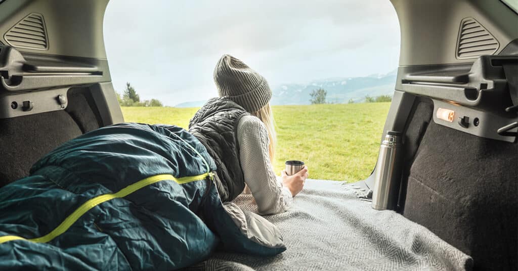 Slapen in je auto, hoe kan het comfortabel? Foto: Shutterstock