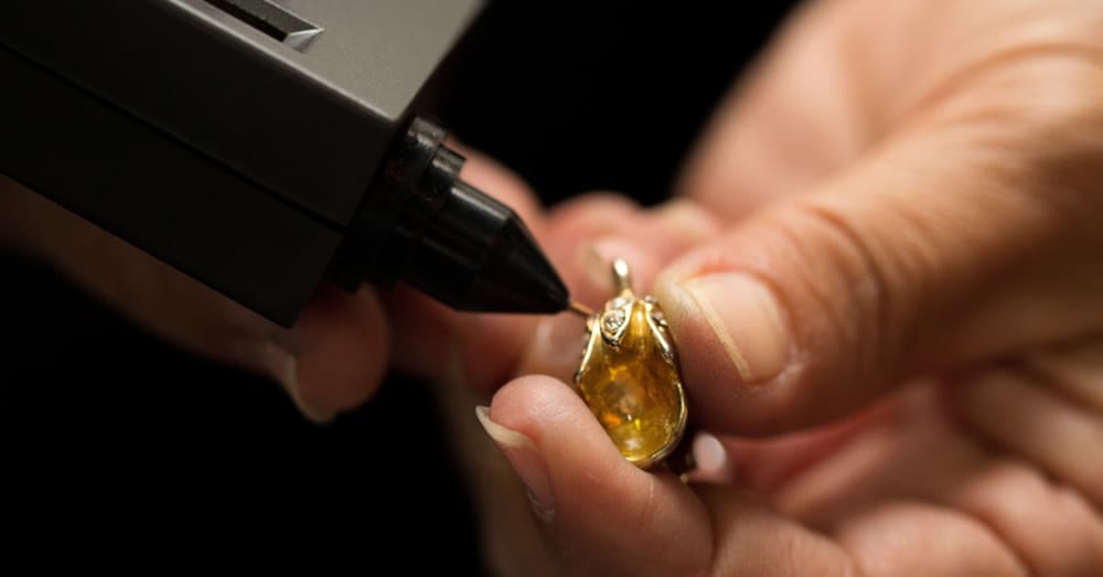 Test of je goud wel echt is. Foto Shutterstock