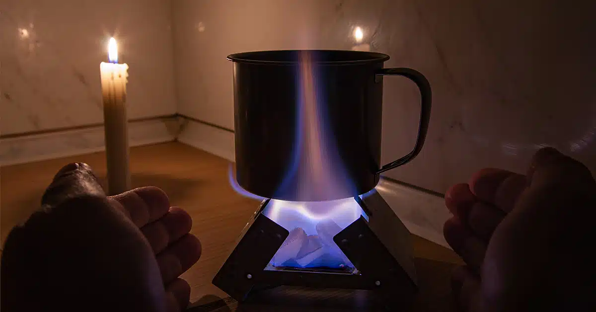 Maaltijd koken zonder elektriciteit (Shutterstock)