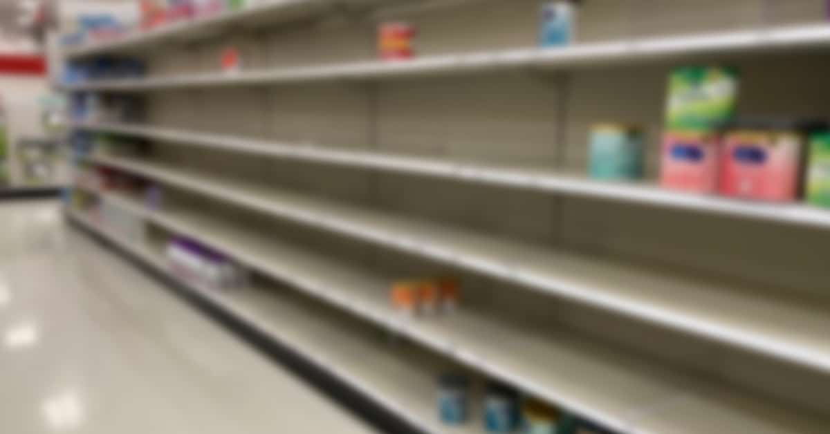 Supermarkt met lege winkelrekken. Foto Shutterstock