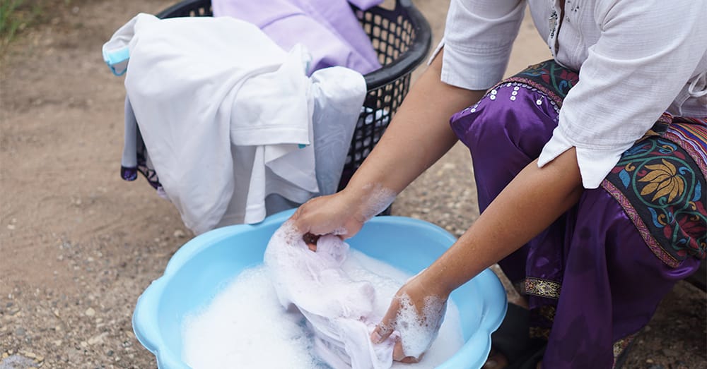 Leer kleding te wassen zonder machine (Shutterstock)