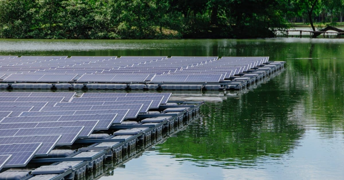 Drijvende zonnepanelen op een vijver