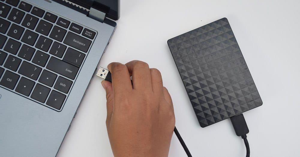 Externe harde schijf voor een reservekopie wordt aangesloten op een laptop